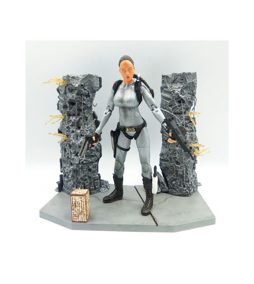LARA CROFT CON TRAJE DE NEOPRENO - CON DIORAMA LARA CROFT CON TRAJE DE NEOPRENO - CON DIORAMA
